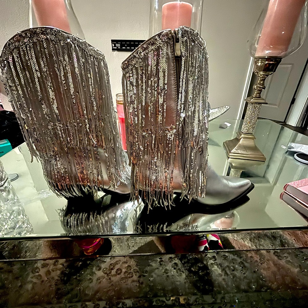 If you’re looking for a pair of stylish cowgirl boots these are it!
